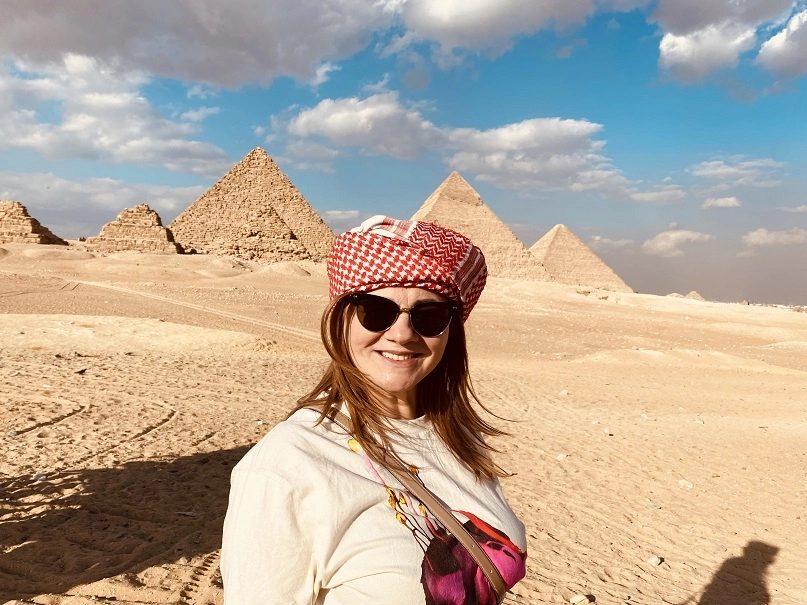 kobieta na tle piramid